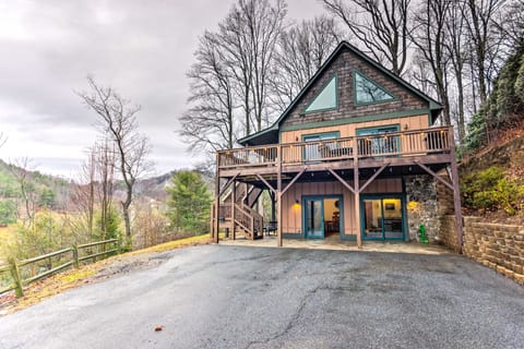 Mountain Cabin w/ Fire Pit, Walk to Golf & Fishing House in Brushy Fork