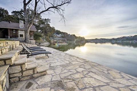 Bright n’ Breezy Waterfront Lake Granbury Getaway! House in Granbury
