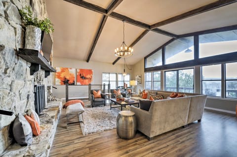 Bright n’ Breezy Waterfront Lake Granbury Getaway! House in Granbury