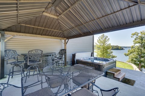 Deck, Hot Tub, Views! Reunion Retreat in Ozarks House in Lake of the Ozarks