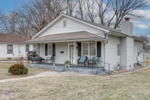 Walkable & Updated Nevada Home: Family Friendly! House in Ozark Mountains