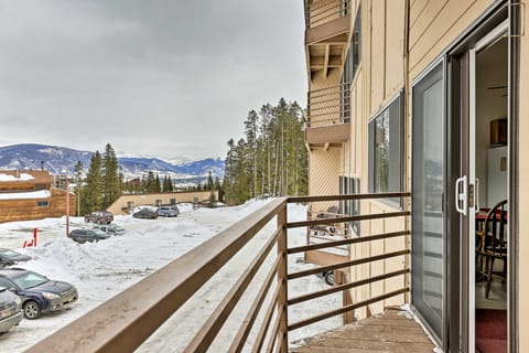 Silverthorne Condo w/ Views ~ 11 Mi to Ski Slopes Apartment in Wildernest