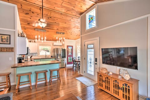 Hot Tub, Fire Pit: Family-Friendly Murphy Home House in Tennessee