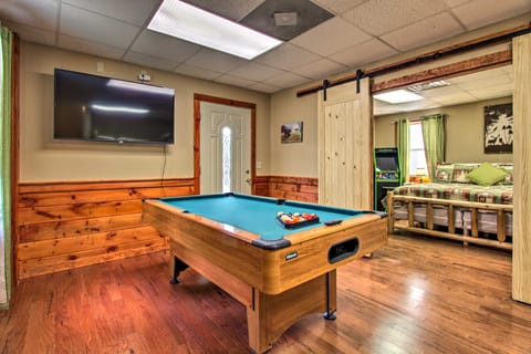 Pigeon Forge Cabin w/ Hot Tub & Mountain Views! House in Pigeon Forge