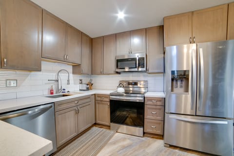 Resort Condo w/ Hot Tub & Pool, Near Ski Lift Apartment in Mammoth Lakes