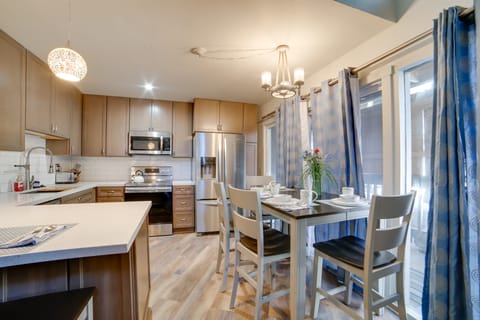 Resort Condo w/ Hot Tub & Pool, Near Ski Lift Apartment in Mammoth Lakes