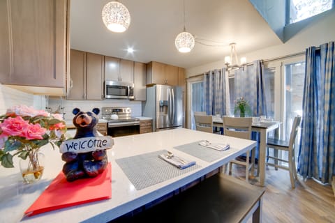 Resort Condo w/ Hot Tub & Pool, Near Ski Lift Apartment in Mammoth Lakes