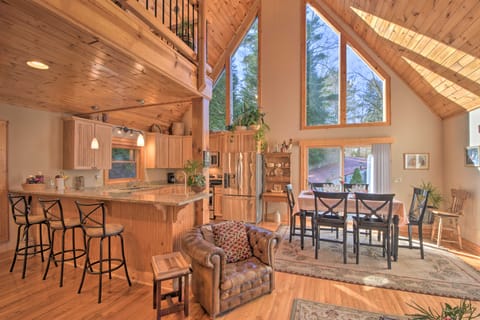 Spacious Lake Santeetlah Cottage w/ Lake Views! Cottage in Lake Santeetlah