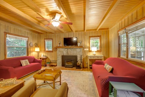 Vintage 'Snow White' Cottage ~ 2 Miles to Village! House in Lake Arrowhead