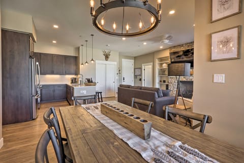 Condo w/ View - 1 Block to Main St - 4 Mi to Ski! Apartment in Fraser