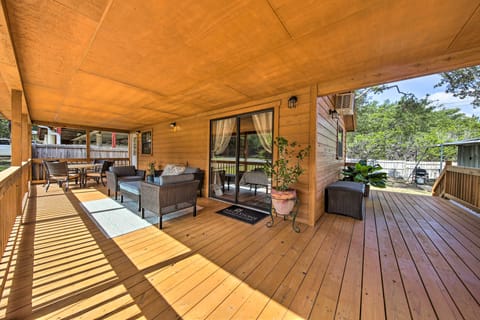 Couples Cabin w/ Luxury Deck, 1 Mi to Canyon Lake! House in Canyon Lake