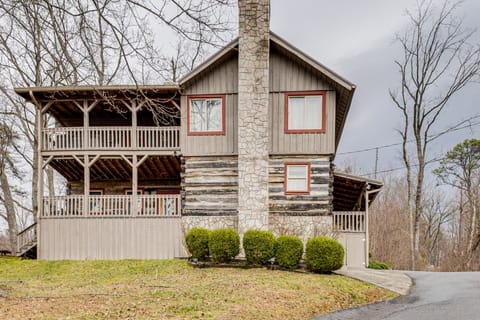 Spacious Gatlinburg Cabin w/ Hot Tub & Game Room! House in Gatlinburg
