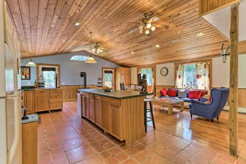 Bright Tucked-Away Cabin w/ Furnished Deck + Grill House in Capital District, NY, USA