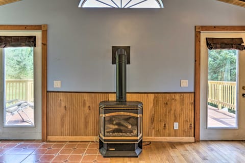 Bright Tucked-Away Cabin w/ Furnished Deck + Grill House in Capital District, NY, USA