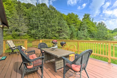 Bright Tucked-Away Cabin w/ Furnished Deck + Grill House in Capital District, NY, USA