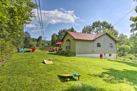Bright Tucked-Away Cabin w/ Furnished Deck + Grill House in Capital District, NY, USA