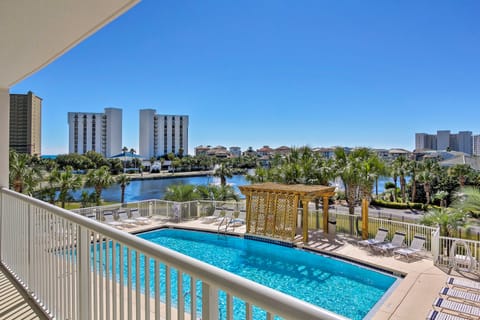 Snowbird's Retreat: Walkable Destin Condo w/ View! Apartment in Destin