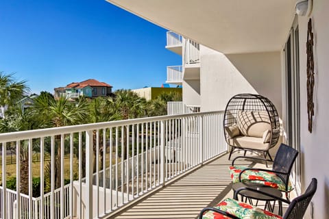 Snowbird's Retreat: Walkable Destin Condo w/ View! Apartment in Destin