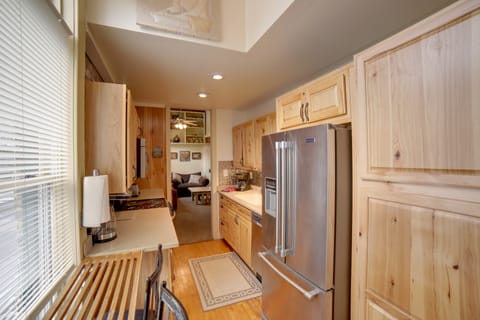 Walk to Water St & River: Quaint Saugatuck Apt Apartment in Saugatuck