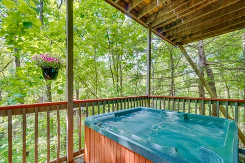 Smoky Mountain Cabin w/ Deck & Hot Tub! House in Pigeon Forge