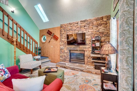 Smoky Mountain Cabin w/ Deck & Hot Tub! House in Pigeon Forge