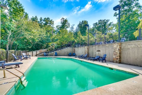 Smoky Mountain Cabin w/ Deck & Hot Tub! House in Pigeon Forge