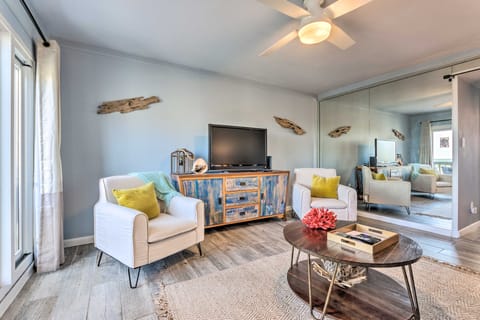 PCB Beachfront 'Coastal Abode' at Pinnacle Port! Apartment in Sunnyside