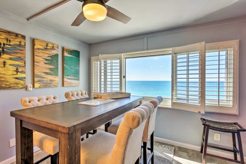 PCB Beachfront 'Coastal Abode' at Pinnacle Port! Apartment in Sunnyside
