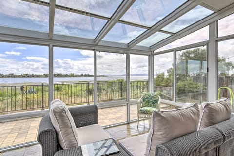 Ideally Located San Francisco Bay Home w/ Sunroom! Apartment in Alameda