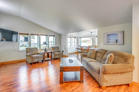 Waterfront Bay City Home w/ Dock & Boat Launch! House in Michigan