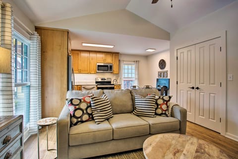 Walk to Main Street Eats: Remodeled Saluda Apt Apartment in Saluda