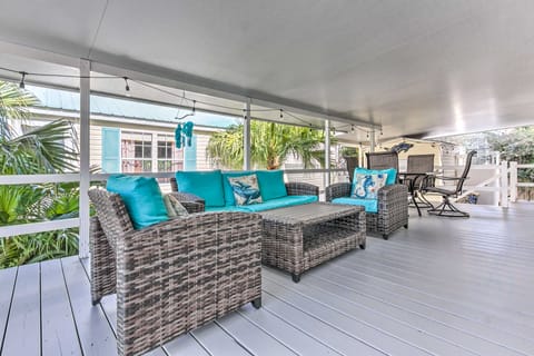 Walk to Beach: ‘Miramar Tropical Cabana’ w/ Deck! Cottage in Miramar Beach