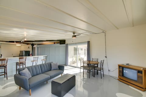 Patio & Views: Eccentric Desert Hot Springs Home House in Desert Hot Springs