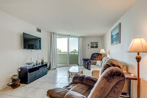 Balcony & Resort Amenities: Gulf Coast Escape! Apartment in Hudson