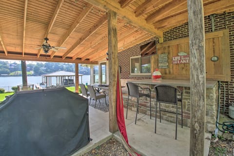 Kayaks, Dock: Waterfront Escape on Lake Hamilton! House in Rockwell