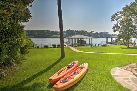 Kayaks, Dock: Waterfront Escape on Lake Hamilton! House in Rockwell