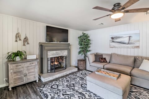 Kayaks, Dock: Waterfront Escape on Lake Hamilton! House in Rockwell