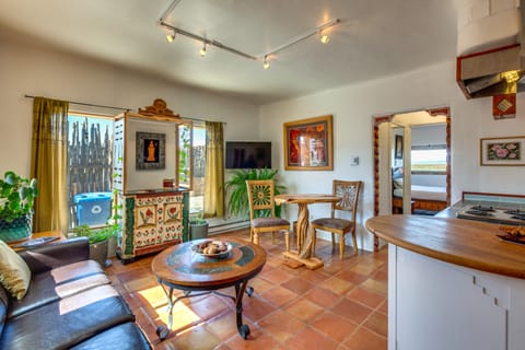 El Prado Couple's Escape w/ Hot Tub! Apartment in New Mexico