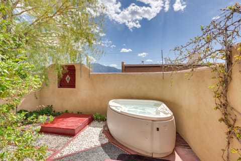 El Prado Couple's Escape w/ Hot Tub! Apartment in New Mexico