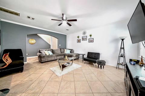 Spacious Stay at a Houston Getaway w/ Fireplace! House in Houston