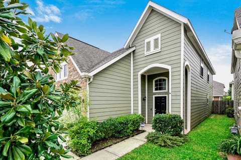 Spacious Stay at a Houston Getaway w/ Fireplace! House in Houston