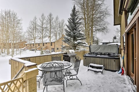 10 Mi to Breckenridge: Townhome w/ Hot Tub & Deck! Apartment in Frisco