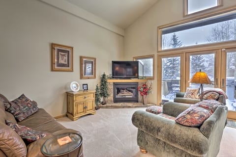 10 Mi to Breckenridge: Townhome w/ Hot Tub & Deck! Apartment in Frisco