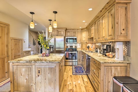 7 Mi to Ski: Waterfront Townhome in Frisco! Apartment in Frisco