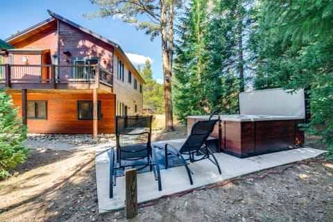 5 Mi to Ski Resort: Breck Home w/ Hot Tub! House in Blue River