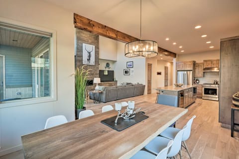 Luxury Mt Bachelor Retreat w/ Hot Tub & Patio Apartment in Deschutes River Woods