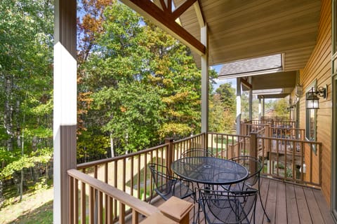 Gull Lake All-Season Getaway w/ Private Deck Apartment in Lake Shore