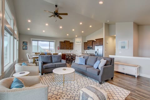 Lake-View Escape w/ Private Beach Resort Access! House in Garden City