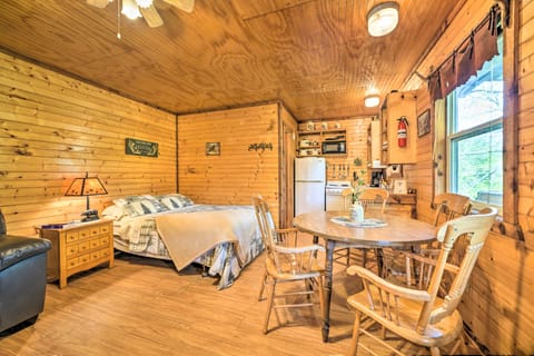 'Cedar Falls Cabin 5': 1/2 Mile to Turner Falls House in Davis