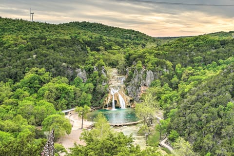Cedar Falls Cabin: Nestled by Honey Creek House in Davis